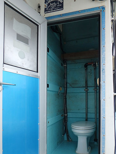 与那国島のカジキ釣り漁船「勝丸」は個室トイレを完備しています